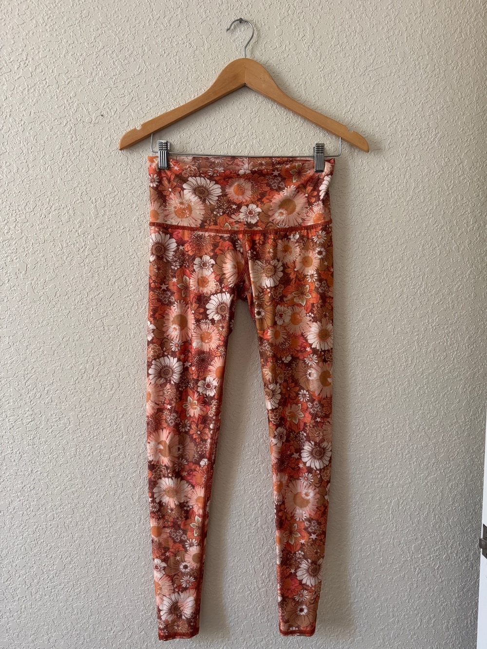 teeki orange and cream tie-dye active leggings